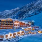 Hochfirst – The Luxury Mountain Resort in Obergurgl, direkt an der Piste im Schnee.